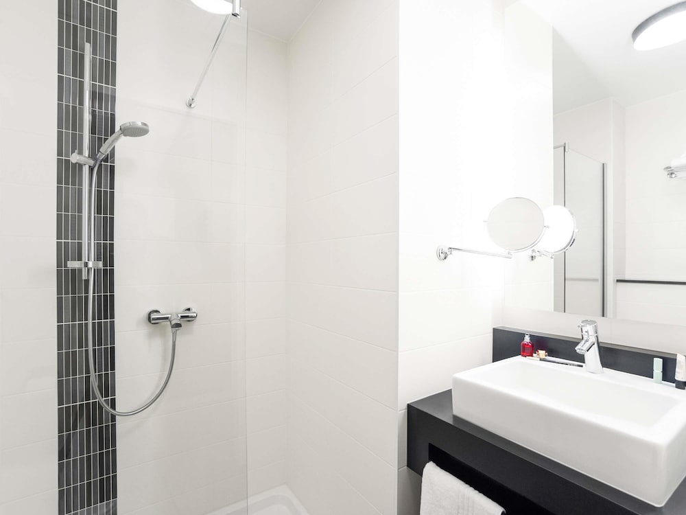 Habitación Estándar con cama doble del hotel Ibis Styles Brussels Centre Stephanie. Foto 7