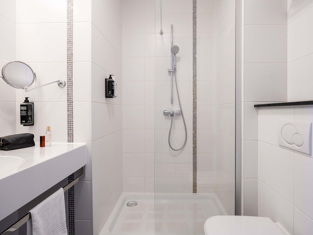Habitación Estándar con cama doble del hotel Ibis Styles Brussels Centre Stephanie. Foto 8