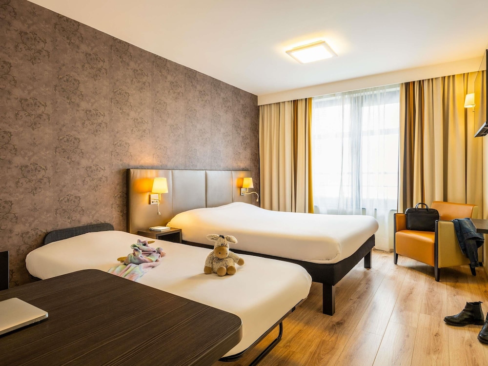 Habitación superior con cama doble y cama individual plegable del hotel Ibis Styles Brussels Centre Stephanie