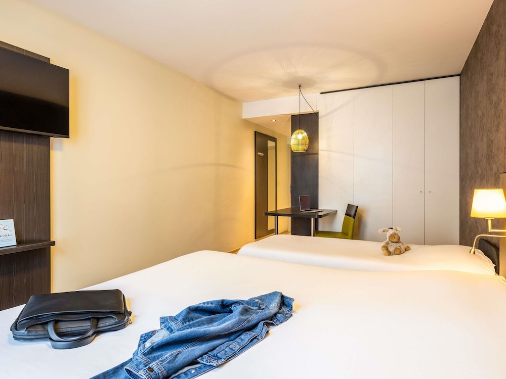 Habitación superior con cama doble y cama individual plegable del hotel Ibis Styles Brussels Centre Stephanie. Foto 1