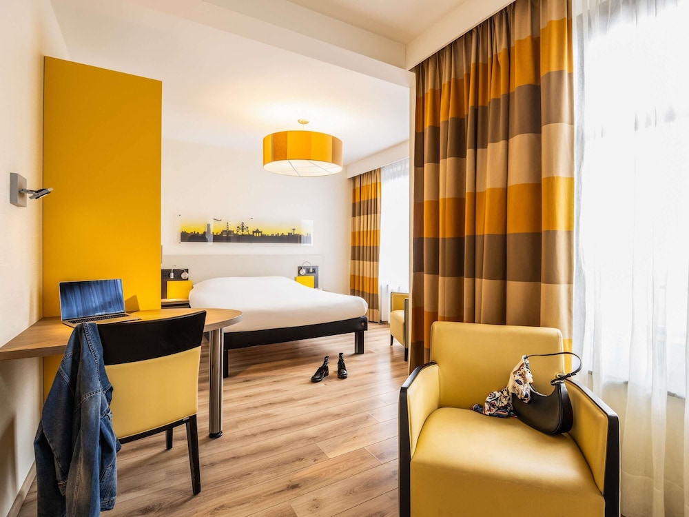 Suite con cama doble y zona de estar con sofá - cama del hotel Ibis Styles Brussels Centre Stephanie