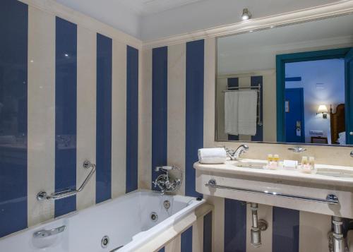 Habitación Doble Básica del hotel Casas de la Juderia. Foto 1