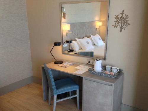 Habitación Doble Deluxe con terraza - 1 o 2 camas del hotel America. Foto 1