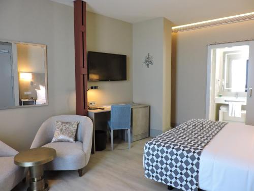 Habitación Doble Deluxe con terraza - 1 o 2 camas del hotel America. Foto 7