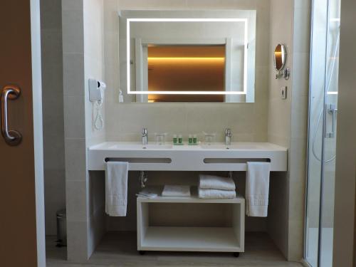 Habitación Doble Deluxe con terraza - 1 o 2 camas del hotel America. Foto 8