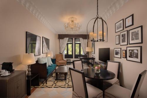 Suite Premium con vistas a la ciudad del hotel Alfonso Xiii, A Luxury Collection , Seville. Foto 5