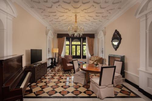 Suite Executive - Cama extragrande del hotel Alfonso Xiii, A Luxury Collection , Seville. Foto 1