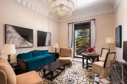 Suite Executive - Cama extragrande del hotel Alfonso Xiii, A Luxury Collection , Seville. Foto 3