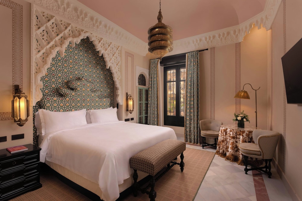 Habitación Grand, 1 cama de matrimonio grande del hotel Alfonso Xiii, A Luxury Collection , Seville. Foto 2