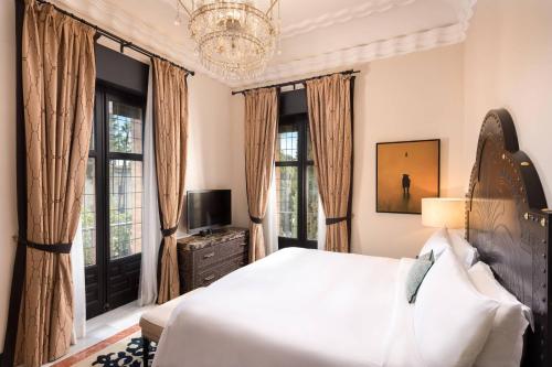 Suite Premium con vistas a la ciudad del hotel Alfonso Xiii, A Luxury Collection , Seville. Foto 10