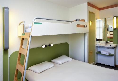 Habitación Triple Estándar del hotel Ibis Budget Brugge Centrum Station. Foto 1