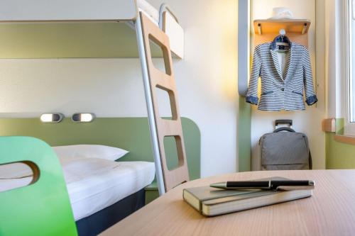 Habitación Triple Estándar del hotel Ibis Budget Brugge Centrum Station. Foto 3