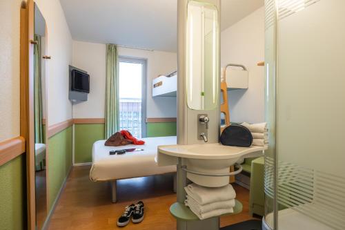 Habitación Triple Estándar del hotel Ibis Budget Brugge Centrum Station. Foto 6