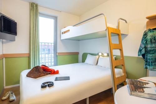 Habitación Triple Estándar del hotel Ibis Budget Brugge Centrum Station. Foto 7
