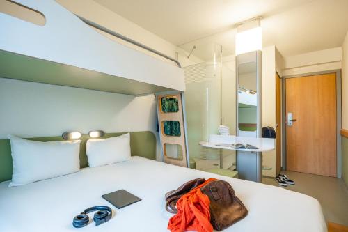 Habitación Triple Estándar del hotel Ibis Budget Brugge Centrum Station. Foto 8
