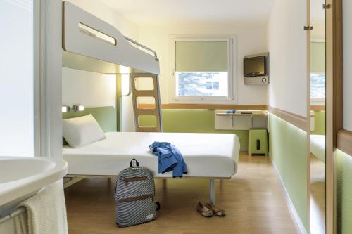 Habitación Triple Estándar del hotel Ibis Budget Brugge Centrum Station. Foto 10