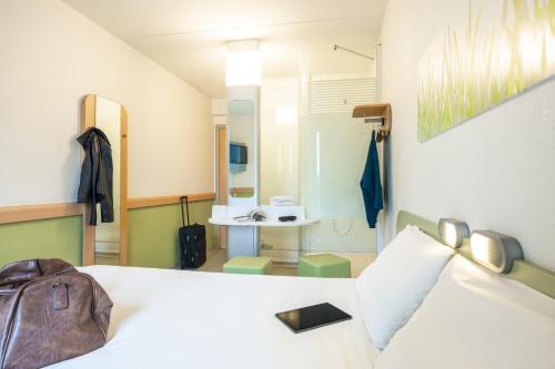 Habitación Doble Clásica del hotel Ibis Budget Brugge Centrum Station. Foto 6