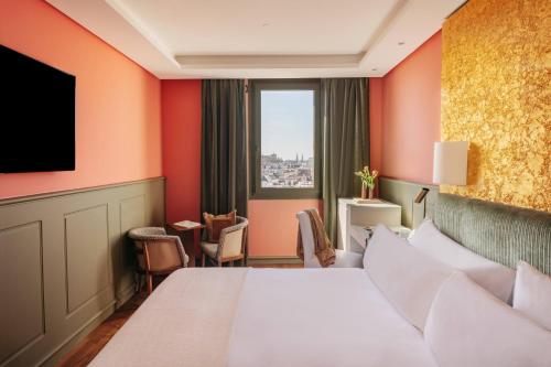 Habitación Red Level con vistas a la ciudad y a la catedral del hotel Colón Gran Meliá. Foto 7