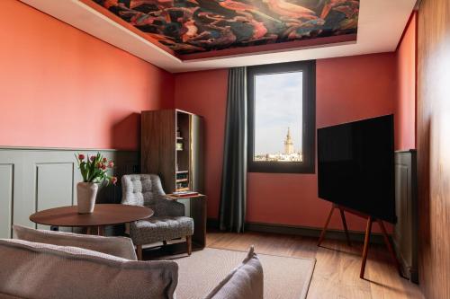 Suite RedLevel con vistas a la catedral del hotel Colón Gran Meliá. Foto 10