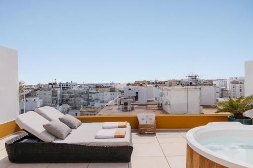 Habitación Premier Red Level con terraza del hotel Colón Gran Meliá. Foto 3