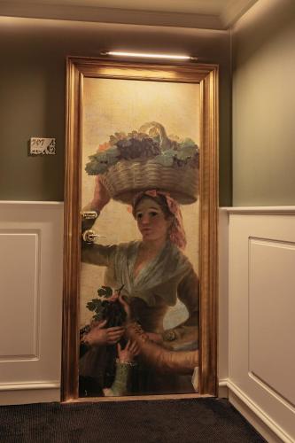 Habitación Red Level con vistas a la ciudad y a la catedral del hotel Colón Gran Meliá. Foto 5