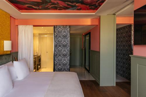 Suite RedLevel con vistas a la catedral del hotel Colón Gran Meliá. Foto 8