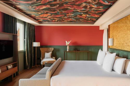 Suite Junior RedLevel con vistas a la catedral del hotel Colón Gran Meliá. Foto 10