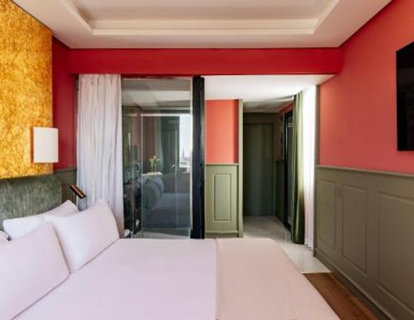 Habitación Red Level con vistas a la ciudad y a la catedral del hotel Colón Gran Meliá. Foto 1