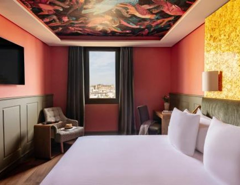 Habitación Red Level con vistas a la ciudad y a la catedral del hotel Colón Gran Meliá. Foto 2