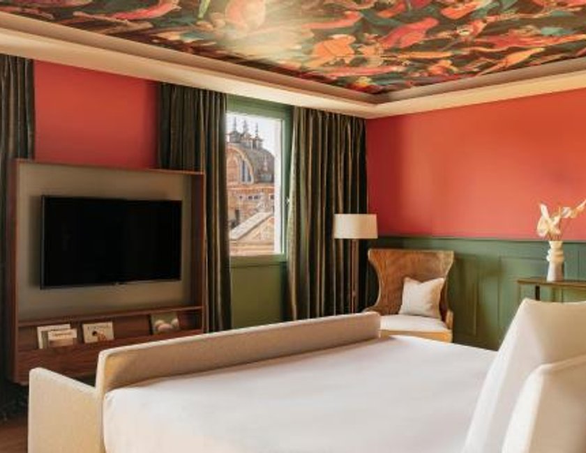 Suite Junior RedLevel con vistas a la catedral del hotel Colón Gran Meliá. Foto 1