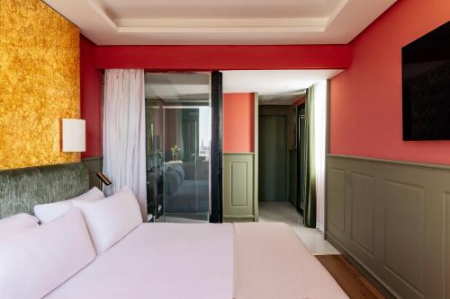 Habitación Red Level con vistas a la ciudad y a la catedral del hotel Colón Gran Meliá. Foto 13