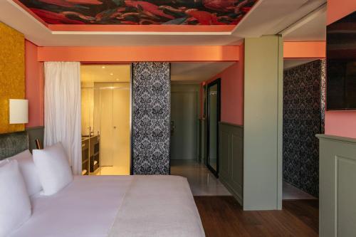 Suite RedLevel con vistas a la catedral del hotel Colón Gran Meliá. Foto 16