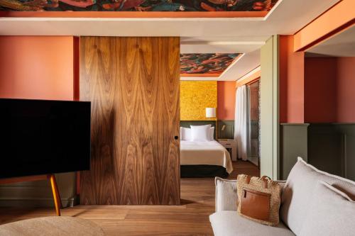 Suite RedLevel con vistas a la catedral del hotel Colón Gran Meliá. Foto 17