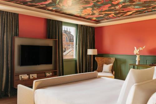 Suite Junior RedLevel con vistas a la catedral del hotel Colón Gran Meliá. Foto 14