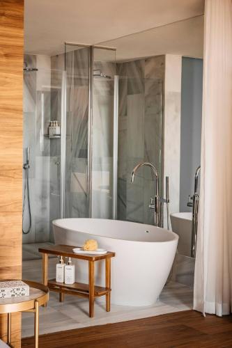 Suite Junior RedLevel con vistas a la catedral del hotel Colón Gran Meliá. Foto 17