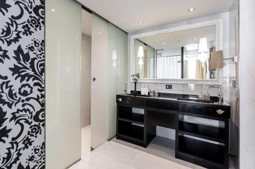 Suite RedLevel con vistas a la catedral del hotel Colón Gran Meliá. Foto 22