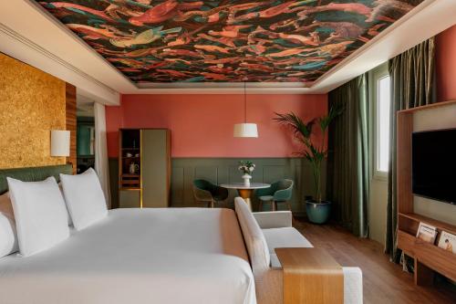 Suite Junior RedLevel con vistas a la catedral del hotel Colón Gran Meliá. Foto 23