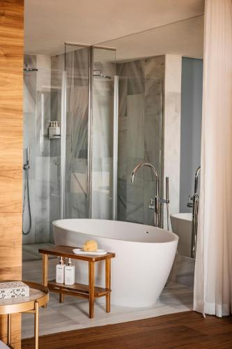 Suite Junior RedLevel con vistas a la catedral del hotel Colón Gran Meliá. Foto 26