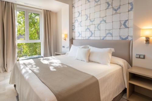Suite con cama extragrande del hotel San Pablo Sevilla