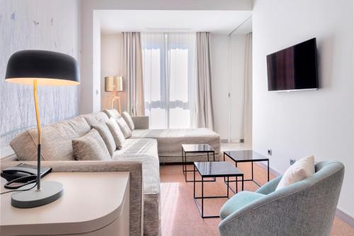 Suite con cama extragrande del hotel San Pablo Sevilla. Foto 7