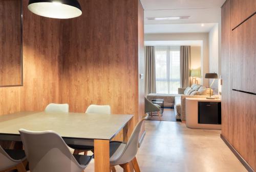 Suite con cama extragrande del hotel San Pablo Sevilla. Foto 8