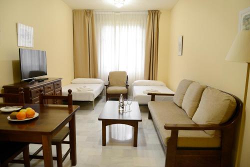 Habitación familiar con salón Vista ciudad 2 Camas individuales 3 futones del hotel San Pablo Sevilla. Foto 2