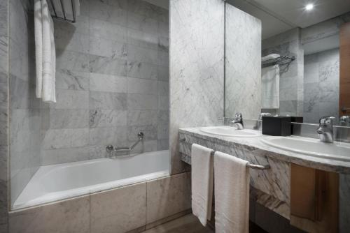 Habitación Doble con aparcamiento - 1 o 2 camas del hotel Eurostars Al-Andalus Palace. Foto 8