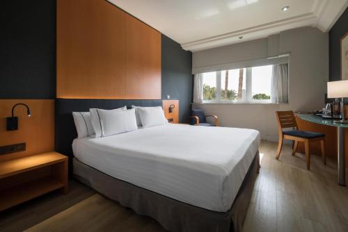 Habitación Doble con vistas a la piscina del hotel Eurostars Al-Andalus Palace. Foto 1