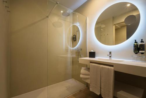 Habitación Doble con vistas a la piscina del hotel Eurostars Al-Andalus Palace. Foto 2