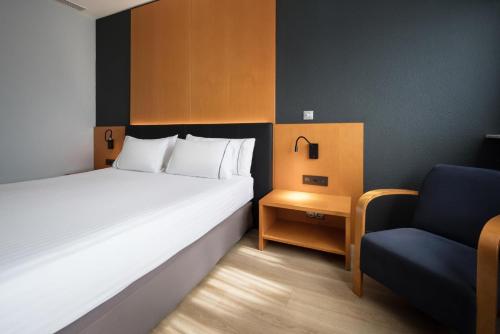 Habitación Doble con vistas a la piscina del hotel Eurostars Al-Andalus Palace. Foto 3