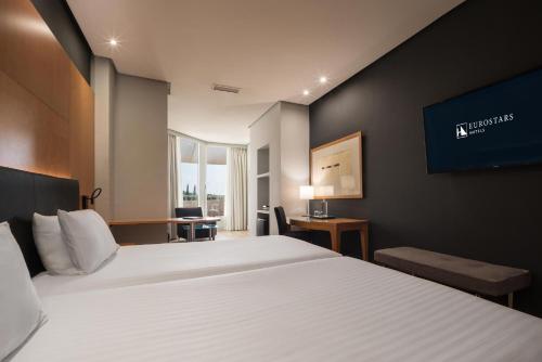 Habitación Doble Superior con terraza del hotel Eurostars Al-Andalus Palace. Foto 2