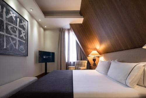 Habitación Doble Comunicada con 1 o 2 camas del hotel Eurostars Al-Andalus Palace. Foto 9