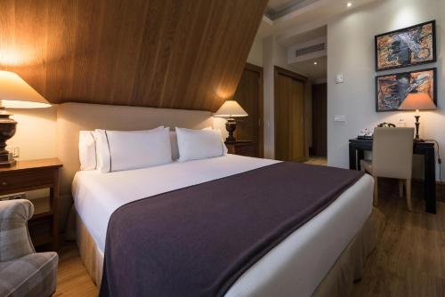 Habitación Doble Comunicada con 1 o 2 camas del hotel Eurostars Al-Andalus Palace. Foto 11