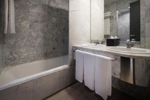 Habitación Triple Confort del hotel Eurostars Al-Andalus Palace. Foto 2